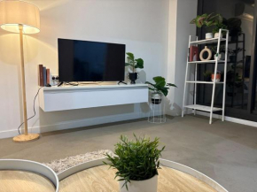 LS604-Stylish 1B1B Apt with Gym & Pool Access
